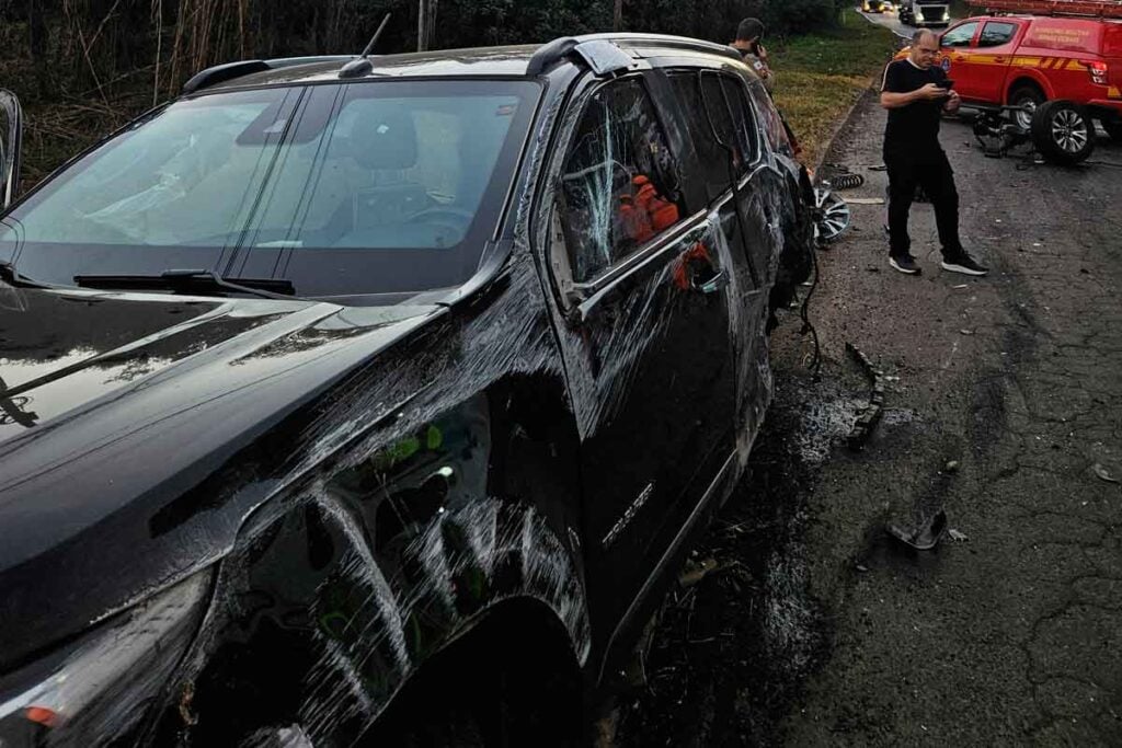 Fabiano, da dupla com César Menotti, sofre acidente na BR-040 e mantém show: 'Oportunidade de comemorar essa vitória'; outro carro era de militar