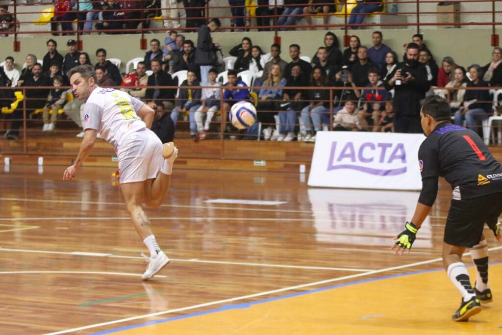 'Meu maior prêmio': Falcão reúne mais de 3 mil pessoas e dá show de futsal em JF 3 falcao