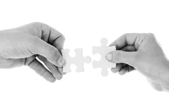 Se tudo é urgente, estar disponível é um gesto de subversão 1 hands Pixabay