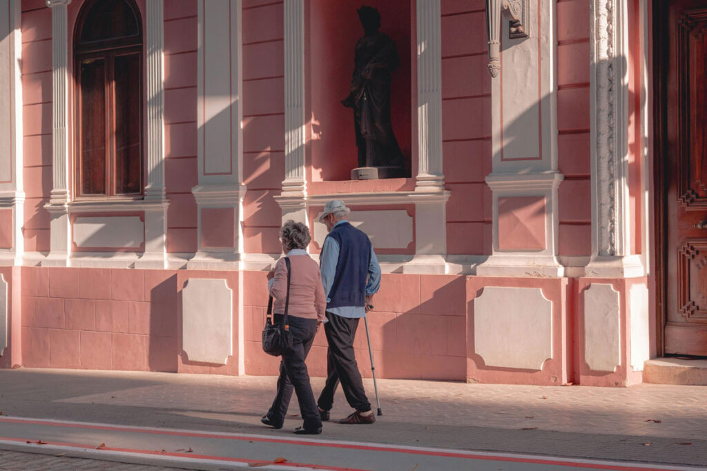 idosos caminhando pexels