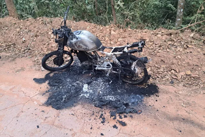Segundo cadáver carbonizado é encontrado em Barbacena em menos de duas semanas 1 moto carbonizada pmmg barbacena