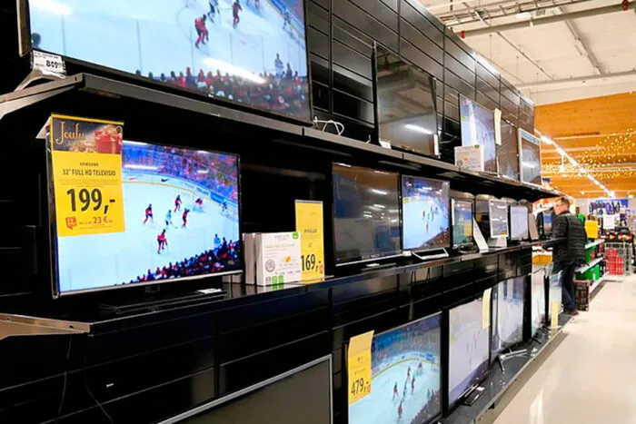 Loja e fabricante são condenadas por não reembolsarem televisão com defeito