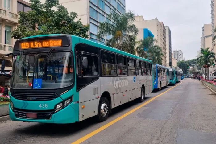 Trabalhadores do transporte coletivo paralisam atividades em JF 1 Motoristas e cobradores paralisam transporte coletivo em Juiz de Fora