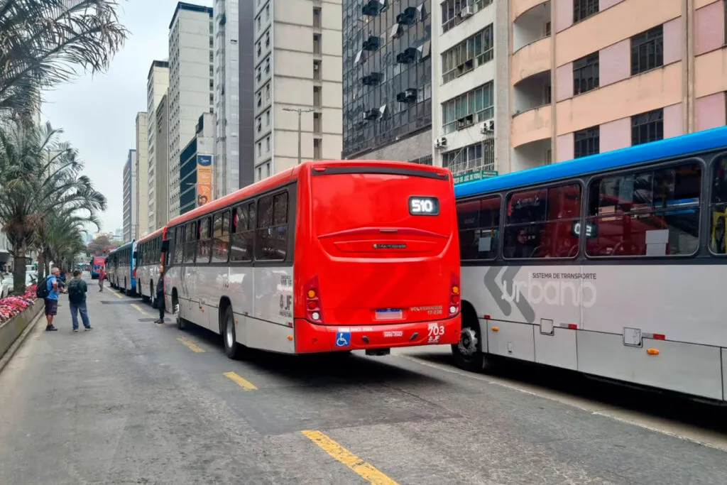 Motoristas e cobradores paralisam transporte coletivo em Juiz de Fora