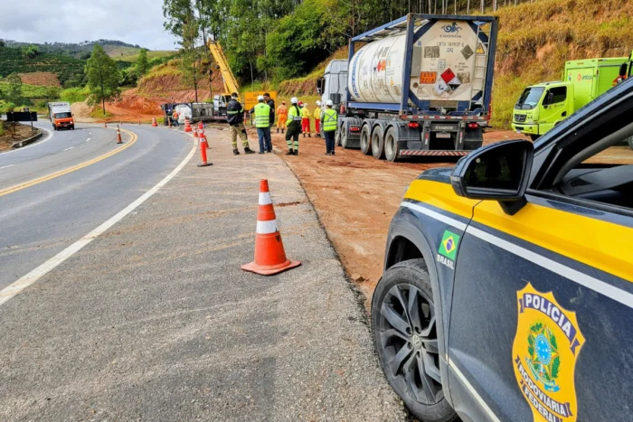 Carga de ácido acrílico tombada na BR-116 deve ser totalmente retirada nesta sexta-feira 1 petroleo economia felipe couri 7
