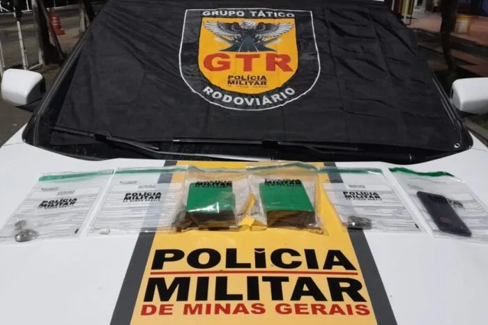 Jovem é preso por tráfico após tentar fugir da PM 1 Homem é preso por tráfico de drogas após tentar fugir da PM na AMG-0450