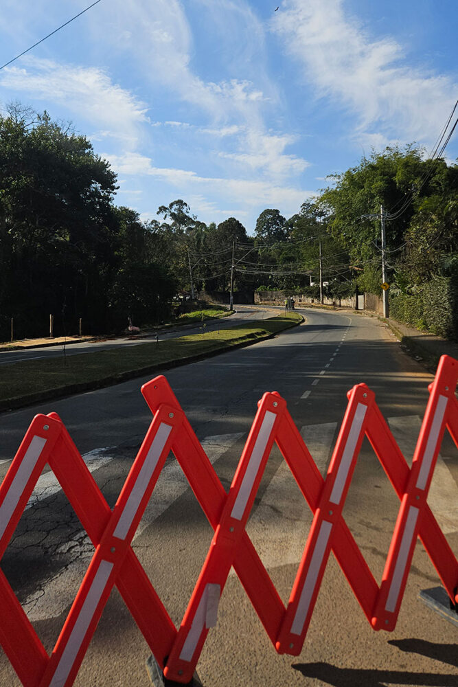 Queda de poste causa transtorno no trânsito em São Pedro