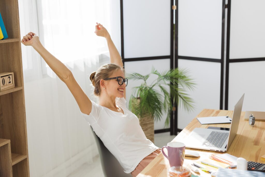 Trabalhar menos, viver melhor? O dilema da produtividade sustentável no mundo atual 1 side view happy woman working home