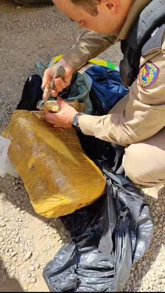 Suspeito é preso com mais de 2 mil pinos de cocaína em Além Paraíba 2 Alem Paraiba drogas Diulgacao PMMG