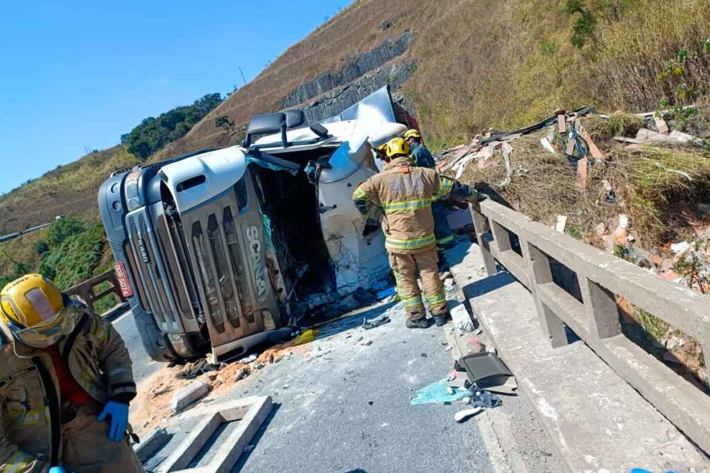 Motorista morre em acidente com caminhão carregado de madeirite na BR-265