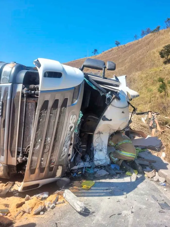 Motorista morre em acidente com caminhão carregado de madeirite na BR-265