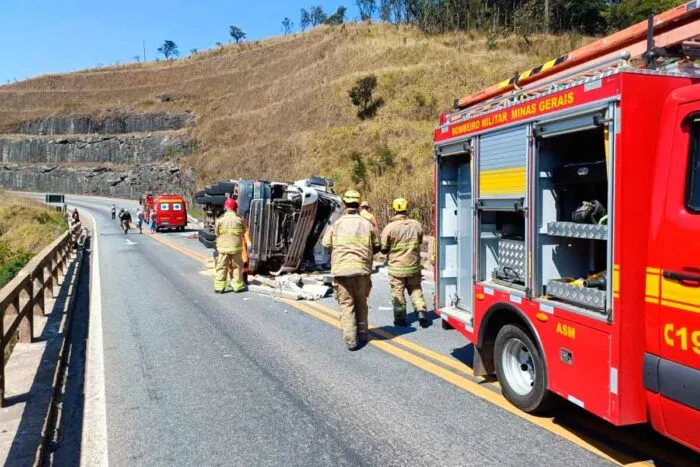 Motorista morre em acidente com caminhão carregado de madeirite na BR-265