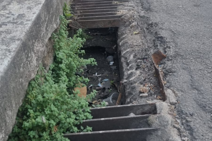 Bueiro danificado preocupa moradores e motoristas que passam pela Rua Santo Antônio 1 Bueiro danificado preocupa moradores e motoristas que passam pela Rua Santo Antonio