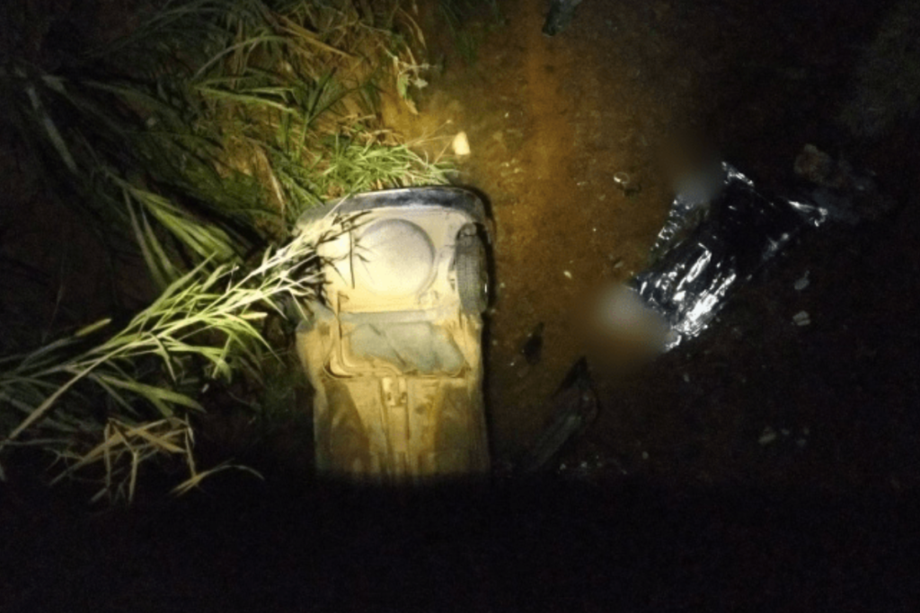 Carro cai em ponte na BR 116 Foto Radio Muriae