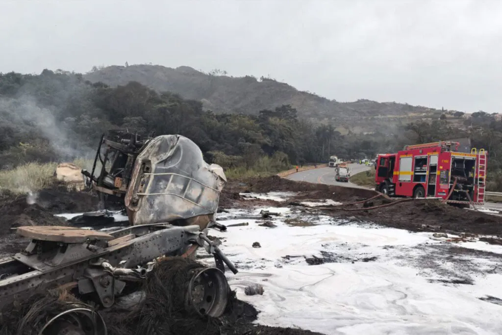 EXPLOSAO CAMINHAO DIVULGACAO CBMMG 1