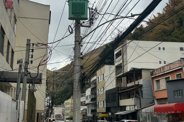 Fios soltos em via do bairro Paineiras geram risco para pedestres