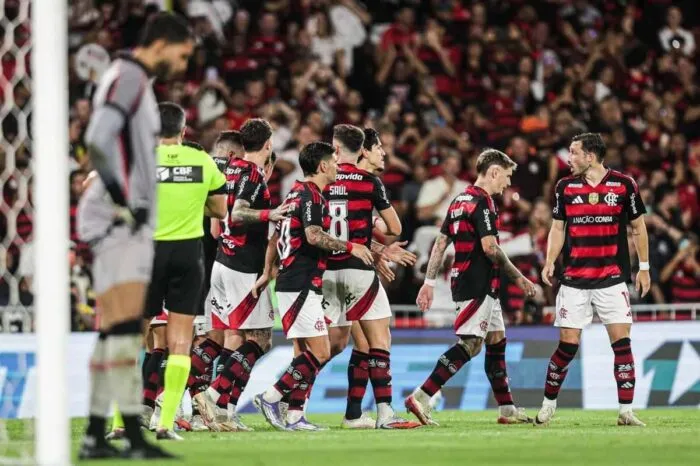 Brasileirão: Flamengo tem 53% de chance de título, e Cruzeiro 7%; Vasco soma 47% de probabilidade de rebaixamento 1 Flamengo 8 x 0 Vitoria foto Gilvan de Souza