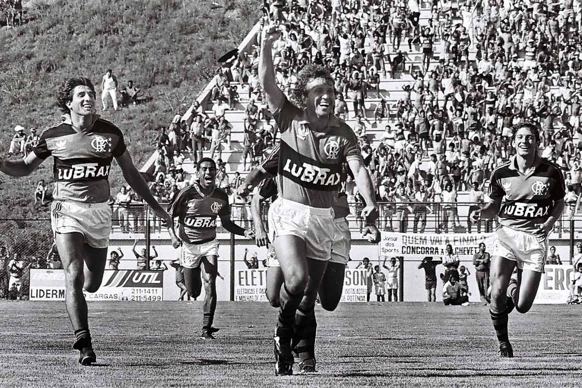 Flamengo-goleia-o-Fluminense-na-despedida-de-Zico-no-Estádio-Municipal---Foto-ROBERTO-FULGÊNCIO-02-12-1989