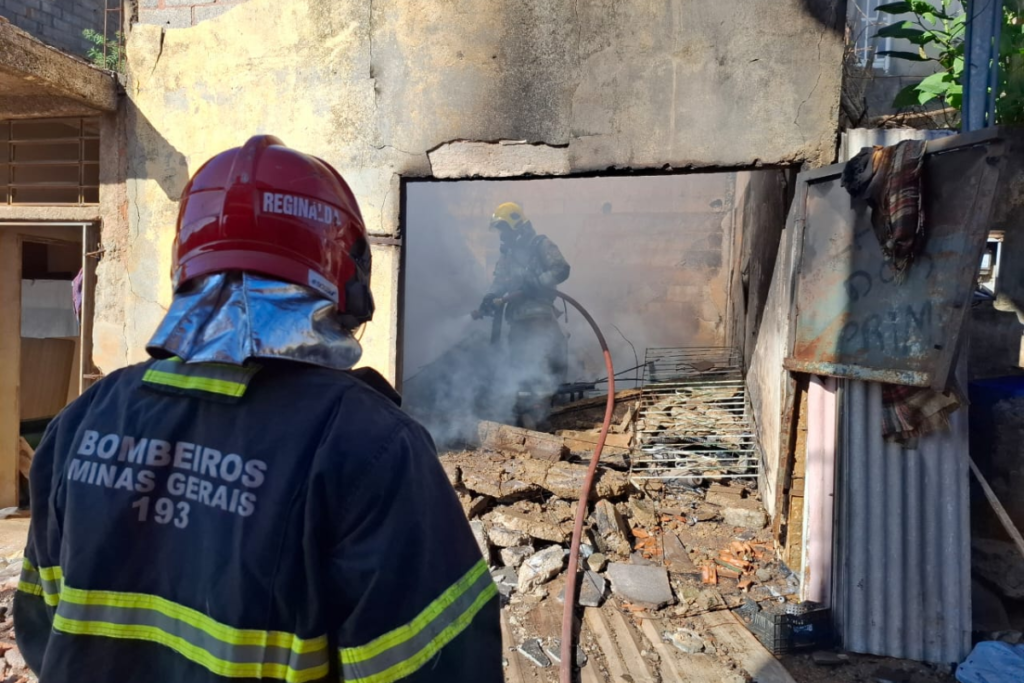 Incendio garagem Bairro Vale do Yung CBMMG