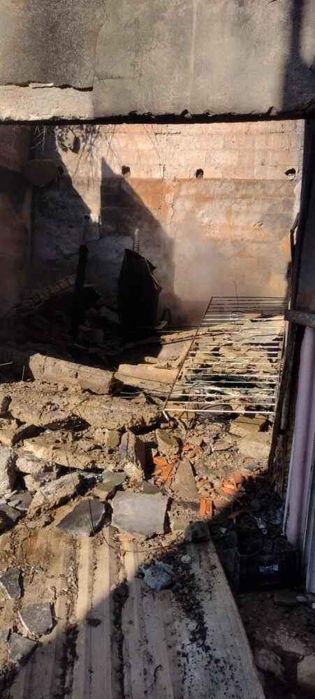Incêndio que teria sido provocado por crianças causa queda de laje 1 Incendio no Bairro Vale doYung
