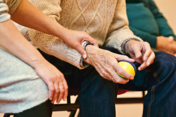 Enfrentamento do Parkinson: profissionais da saúde destacam que o cuidado vai muito além dos remédios 1 No enfrentamento do Parkinson profissionais da saude destacam que o cuidado vai muito alem dos remedios Pexels