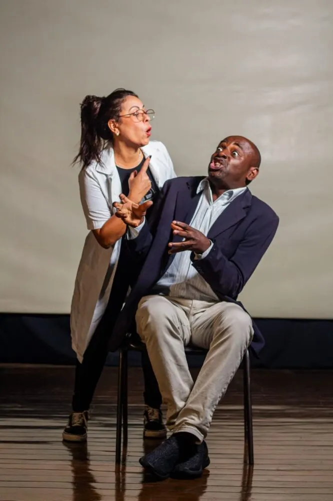 Peca Um Barraco Terapeutico leva humor e confusao ao Teatro Paschoal Carlos Magno