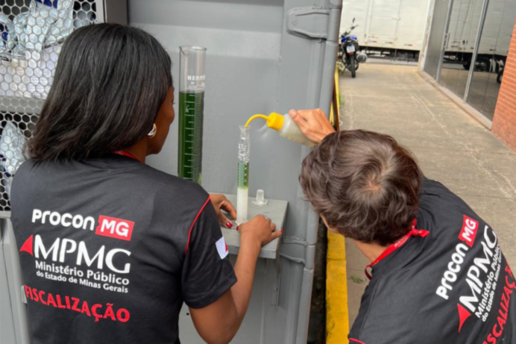 Procon realiza operacao em postos de combustiveis Foto MPMG