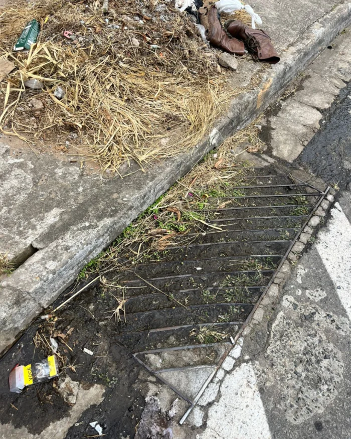 Com acúmulo de lixo, boca de lobo entupida na Zona Sul gera riscos à população 1 boca de lobo entupida