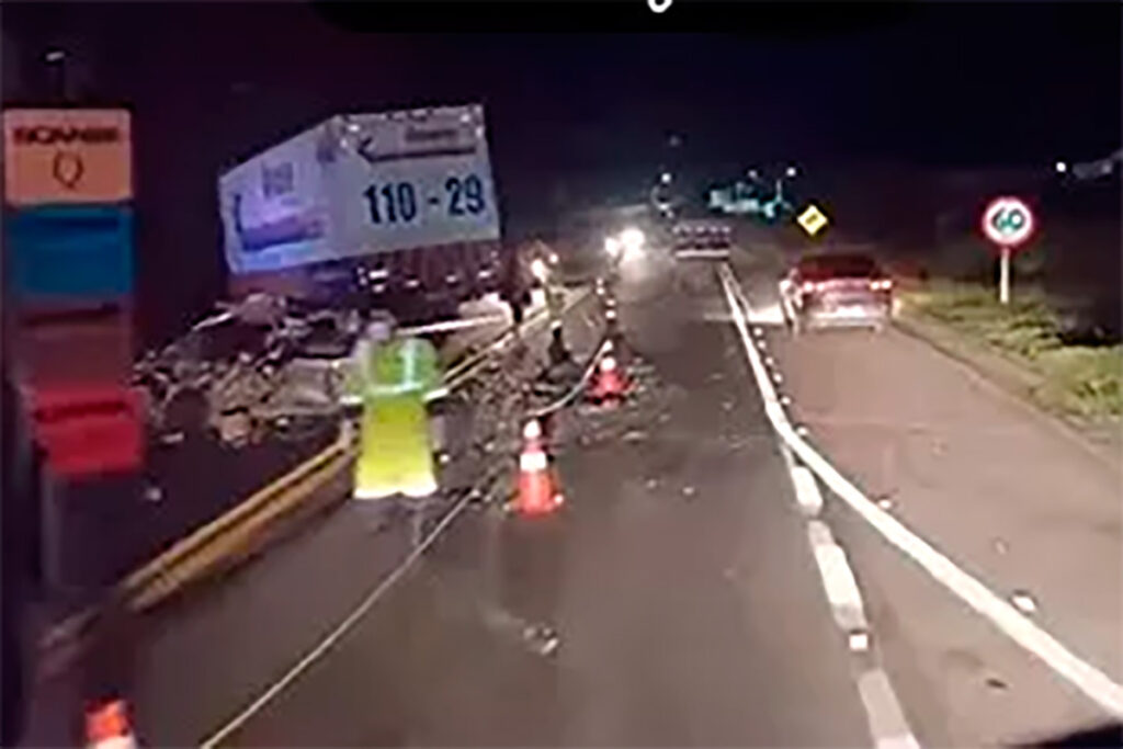 Batida entre carros e carreta deixa um morto na BR-040 1 Batida entre carros e carreta deixa um morto na BR-040