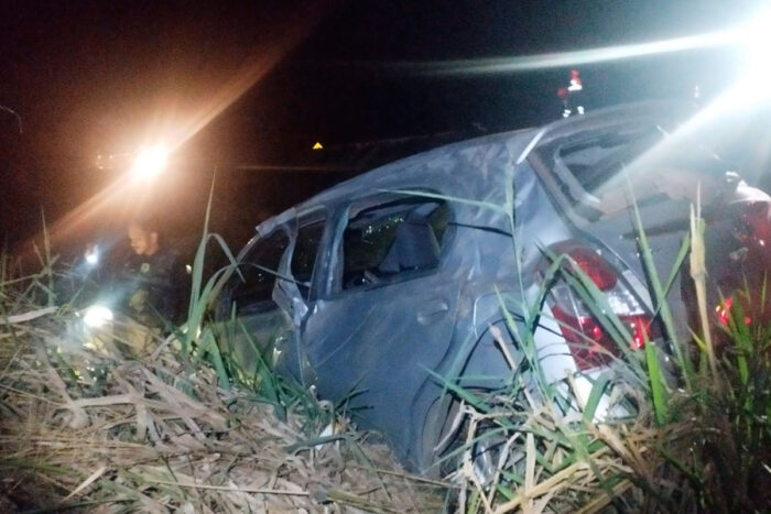 Ao voltar de velório, carro colide com dois caminhões e despenca de barranco na BR-116 2 acidente leopoldina prf