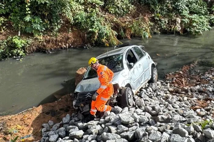 Carro é encontrado às margens de córrego na Cidade Alta 2 Carro é encontrado às margens de córrego na Cidade Alta