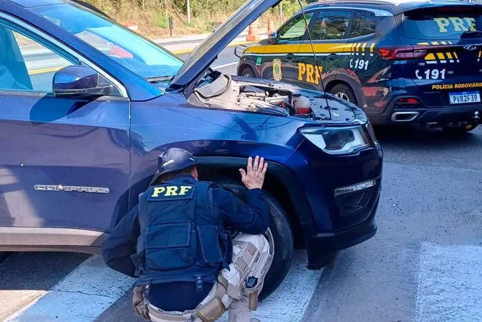 Carro furtado de R$ 100 mil é recuperado em Juiz de Fora pela PRF 2 Carro roubado de R$ 100 mil é recuperado em Juiz de Fora pela PRF; veículo havia sido furtado em Niterói