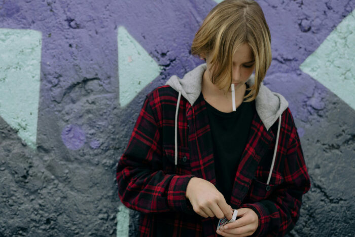 Depressão e ansiedade: como o uso de vape e cigarro podem agravar condições na adolescência? 1 cigarro adolescentepexels