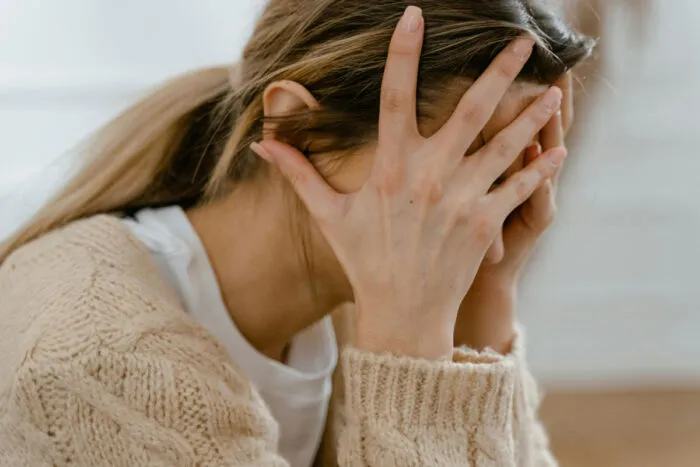 A menopausa realmente reduz a frequência das crises de enxaqueca? 1 enxaqueca pexels mulher