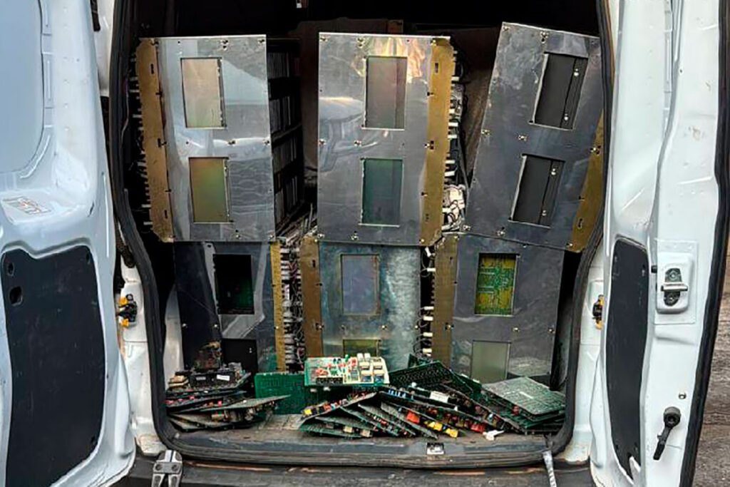 Dupla é presa suspeita de participação em esquema milionário de furto de equipamentos de telefonia 1 PCMG prende suspeitos de participação em esquema milionário de furto de equipamentos de telefonia