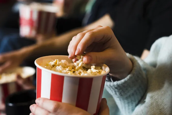 Com descontos em ingressos e pipoca, Semana do Cinema 2025 é realizada em Juiz de Fora 2 group young people cinema