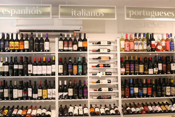 Aumento do IOF: comerciantes e consumidores já sentem os impactos no bolso 1 Garrafaria, loja de vinhos, bebidas destiladas e alimentos gourmet, na qual a maioria dos produtos comercializados são importados.