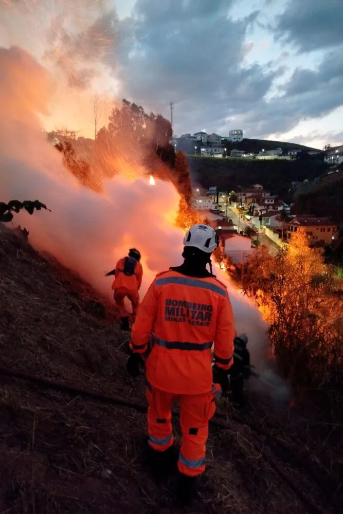 Incêndio atinge 3 mil metros quadrados de vegetação em Juiz de Fora 1 incendio bom clima