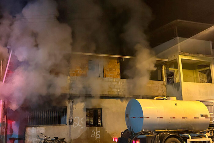 Mulher embriagada põe fogo em cama de desafeto e fogo se alastra pela casa