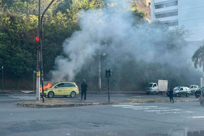 Veículo pega fogo e congestiona trânsito na entrada da UFJF 1 Veículo pega fogo e congestiona trânsito na entrada da UFJF