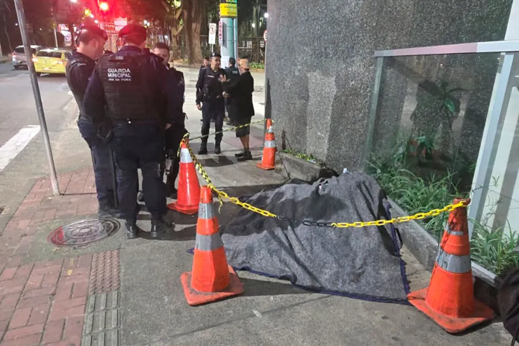 Mulher em situação de rua é encontrada sem vida no centro de Juiz de Fora
