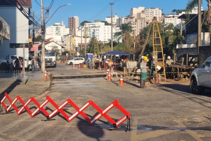 Novo viaduto: trânsito no Mariano Procópio volta ao normal na quarta-feira 1 Trânsito no Mariano Procópio volta ao normal na quarta após interdição relacionada a novo viaduto