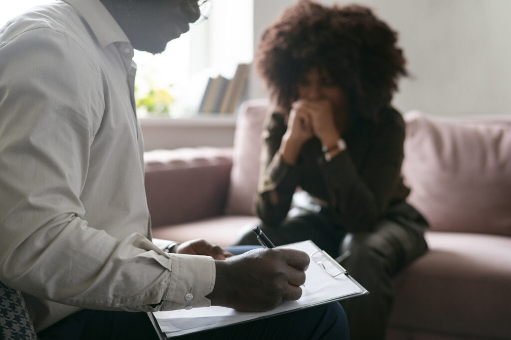 Habilidades profissionais: pensamento crítico em tempos de IA e excesso de informação 1 person sharing feelings emotions therapy session