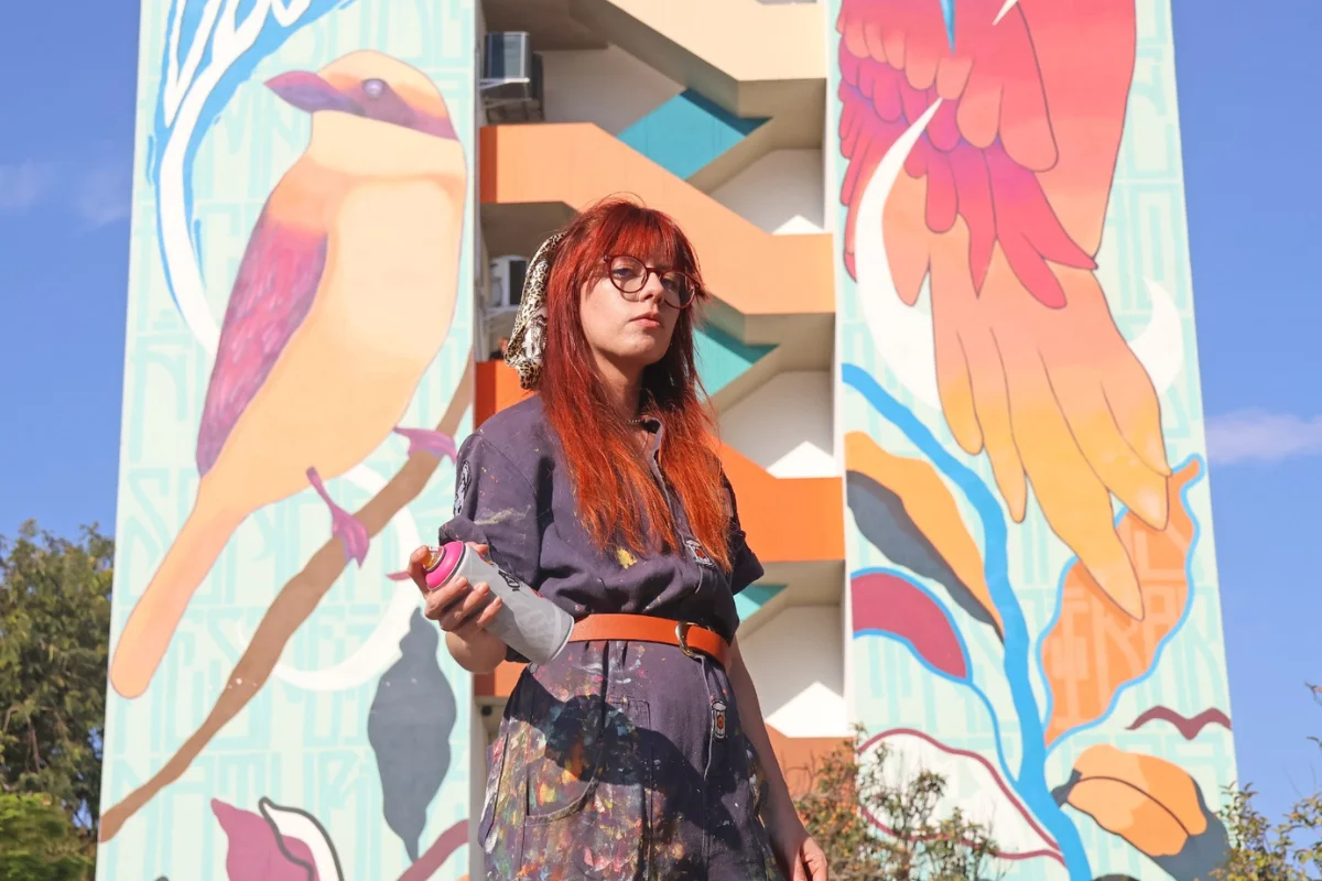 Artista, Fernanda Lumen, é resistência ao cinza do concreto e à violência doméstica