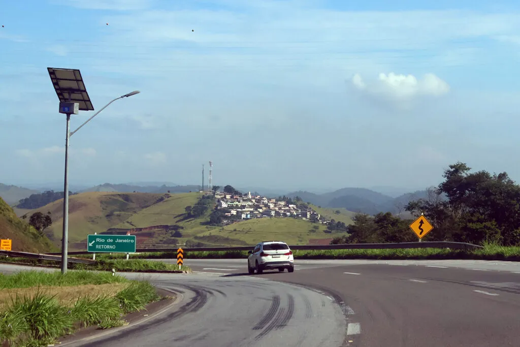 Homem morre em acidente entre carro e ônibus na BR-040