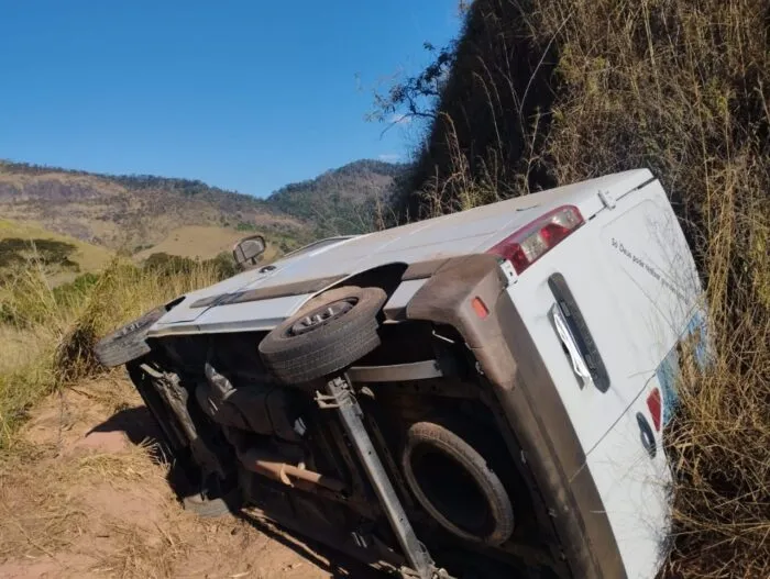 Van sai da pista e tomba na BR-267