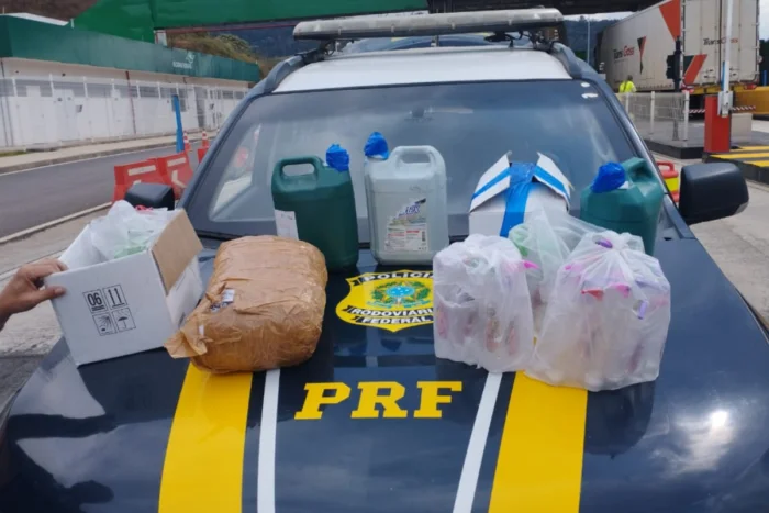 Homens são presos ao transportarem mil pinos de cocaína e lança-perfume de favela do Rio para a Zona da Mata 1 Homens são presos ao transportarem mil pinos de cocaína e lança-perfume de favela do Rio para a Zona da Mata