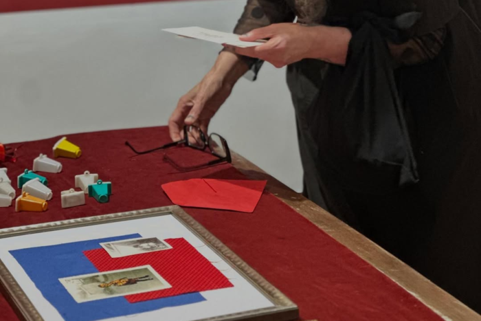 Exposição de fotógrafa juiz-forana aborda 'a grandeza nas miudezas da vida' 2 A noite foi linda Agradeco a todas todes e todos pela presenca pelas miudas historias compart 2