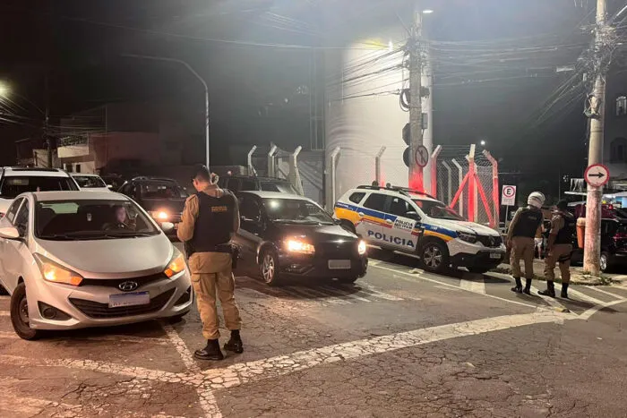 Operação da PM realiza blitz no Dom Bosco; trânsito fica lento no local 2 PM deflagra Operação Tornado em Juiz de Fora com blitz para fiscalizar trânsito