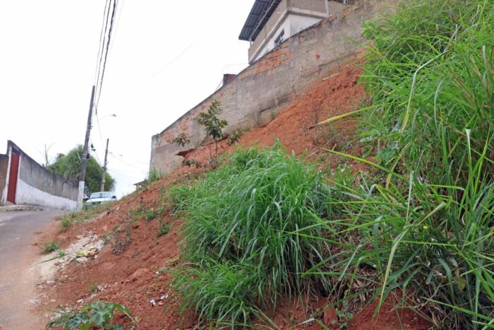 A pedido da população, Tribuna registra risco de deslizamento na Zona Leste 1 deslizamento